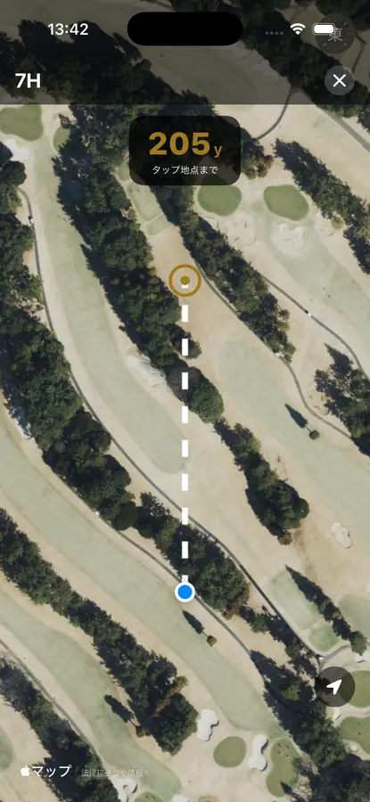 衛星写真の上でタップした地点までの距離をヤードで表示するSQOREのGPSマップ画面
